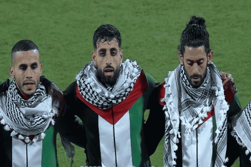 "دعم وكوفية".. كيف ظهر منتخب فلسطين في مواجهته الأولى بعد طوفان الأقصى؟ (فيديو)